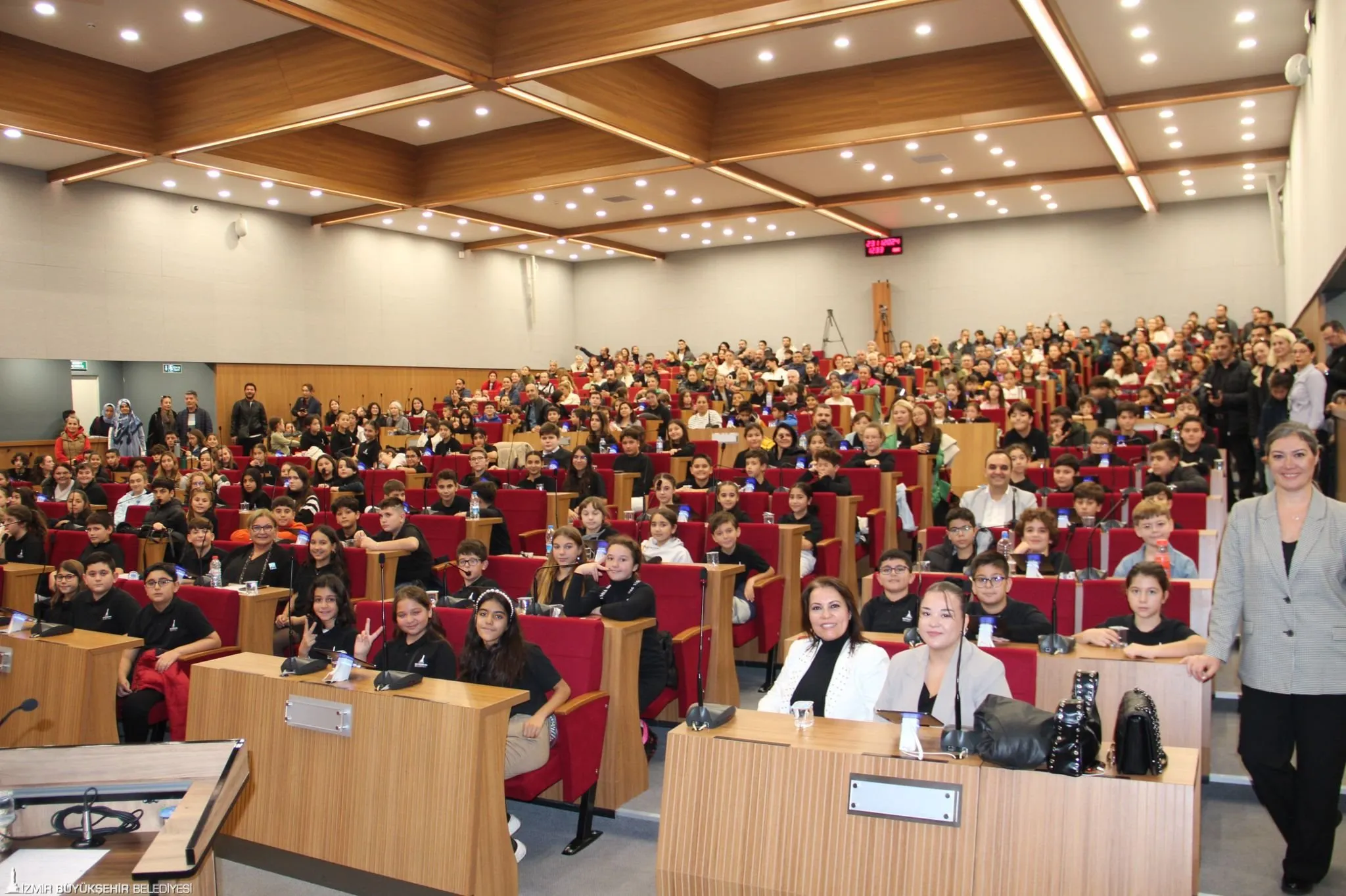 İzmir Çocuk Meclisi’nin ilk toplantısında çocuklar, taleplerini İzmir Büyükşehir Belediyesi yöneticilerine iletti. "Çocuk Dostu Kent" hedefinde önemli mesajlar paylaşıldı.