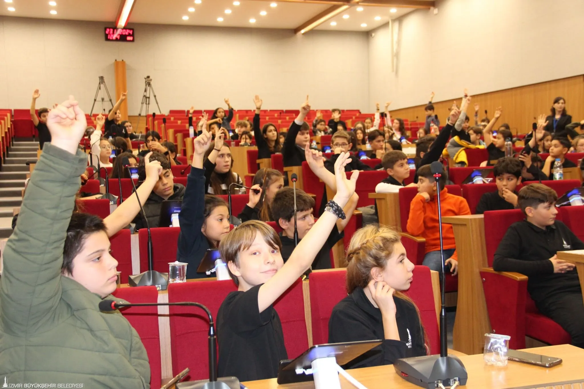 İzmir Çocuk Meclisi’nin ilk toplantısında çocuklar, taleplerini İzmir Büyükşehir Belediyesi yöneticilerine iletti. "Çocuk Dostu Kent" hedefinde önemli mesajlar paylaşıldı.