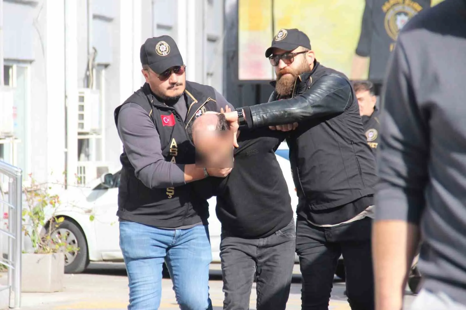 İzmir’de 3 polisi yaralayan zanlı adliyeye böyle getirildi