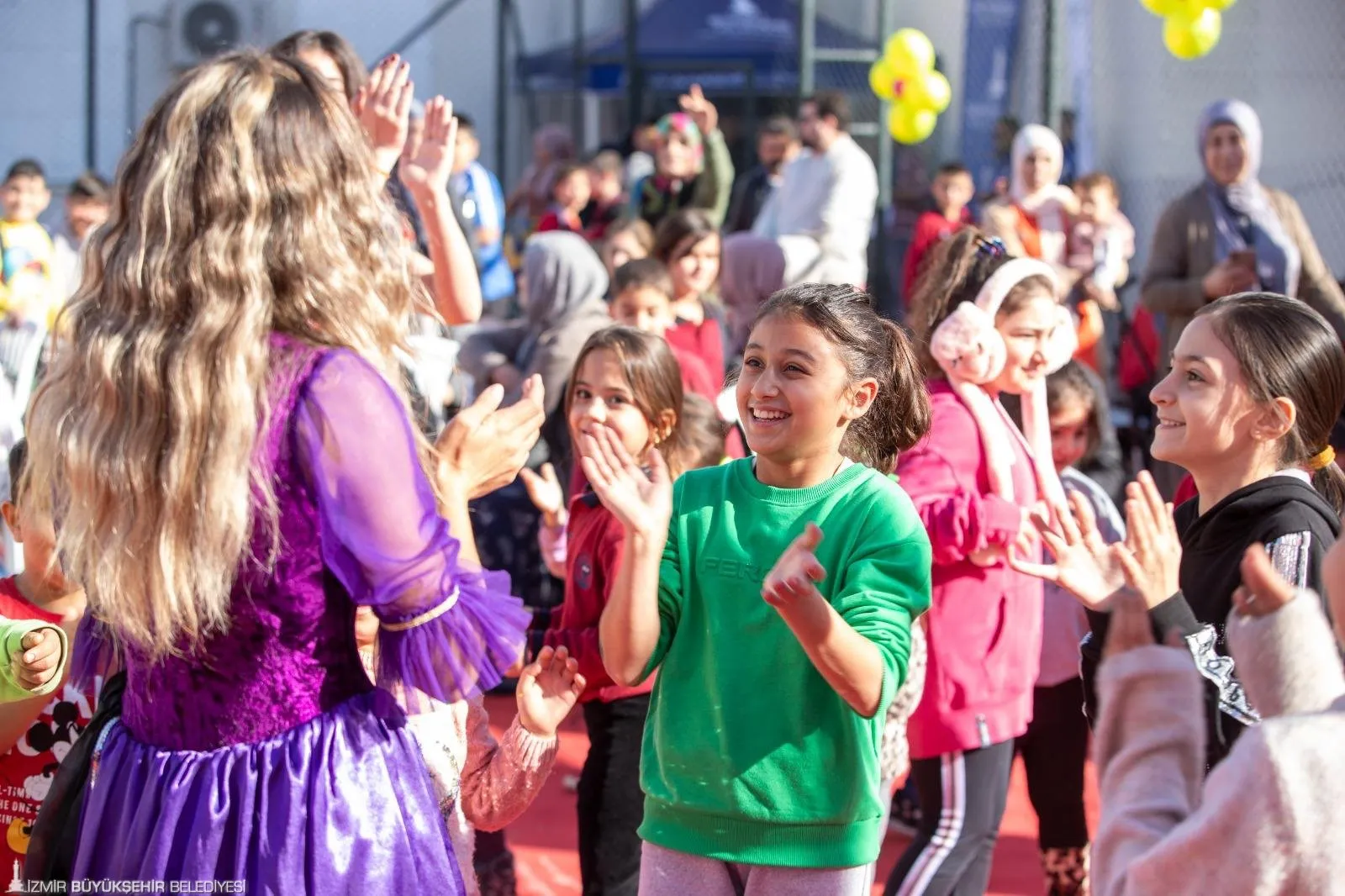 İzmir Büyükşehir Belediyesi, Basmane Pazaryeri Mahallesi'nde düzenlediği çocuk şenliği ile renkli etkinliklere imza attı. Çocuklar eğlenirken, aileler de bu sosyal projeden memnun kaldı.