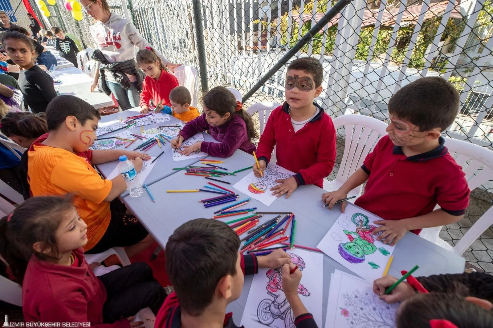 İzmir Büyükşehir Belediyesi, Basmane Pazaryeri Mahallesi'nde düzenlediği çocuk şenliği ile renkli etkinliklere imza attı. Çocuklar eğlenirken, aileler de bu sosyal projeden memnun kaldı.