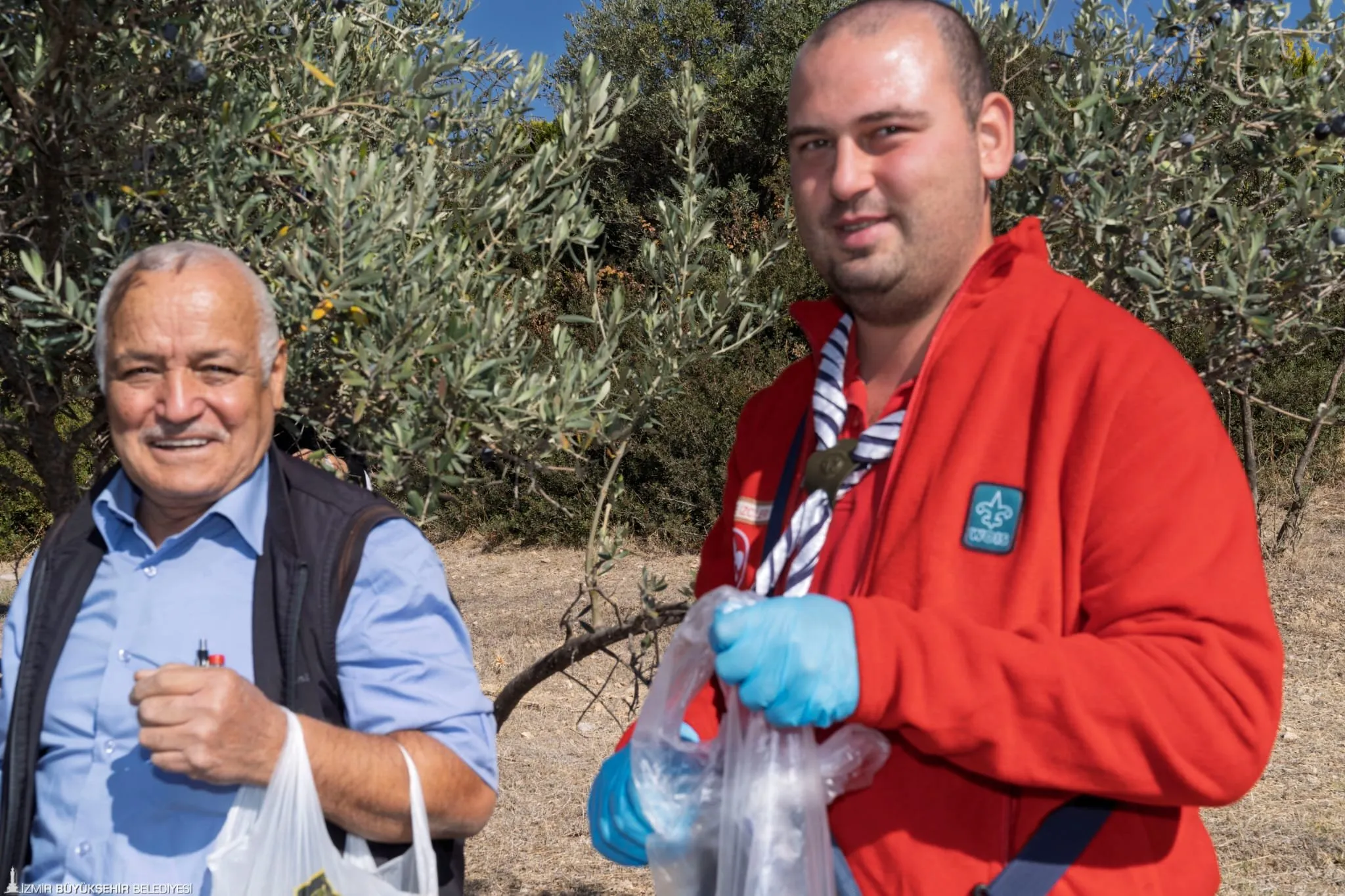 İzmir Büyükşehir Belediyesi’nin düzenlediği Zeytin Hasat Şenliği’nde, engelli bireyler ve aileleri doğayla buluşarak hem zeytin topladı hem de zeytin kurma yöntemlerini öğrenme fırsatı buldu.