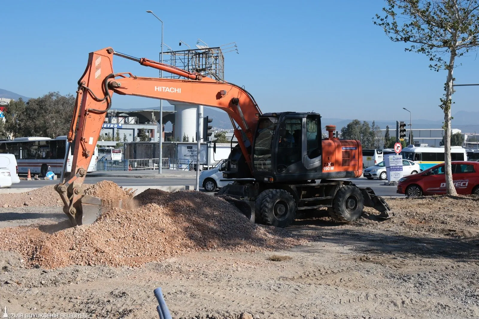 İzmir Büyükşehir Belediyesi, Işıkkent’teki otobüs terminalinin çevresinde peyzaj çalışması başlatarak, estetik ve yeşil alanlar oluşturuyor. Proje, yıl sonuna kadar tamamlanacak.