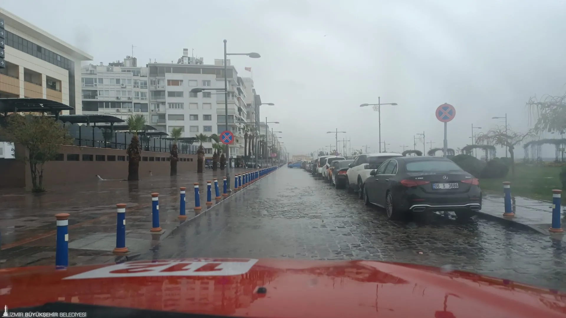 İzmir Büyükşehir Belediyesi, etkili yağışlar nedeniyle 850 personel ve 640 araçla kritik bölgelerde müdahale ediyor. İtfaiye ve İZSU ekipleri, su baskınları ve ağaç devrilmelerine karşı önlem alıyor.