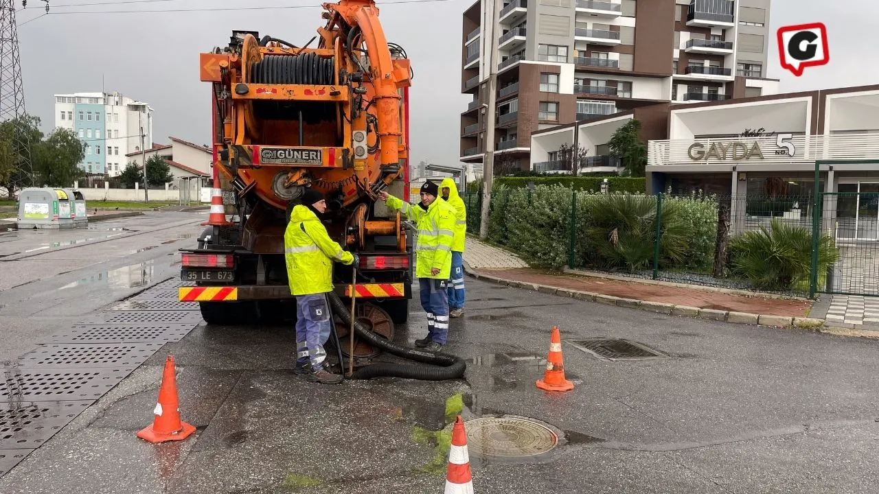 İzmir'de Yağış Sebebiyle Büyükşehir Belediyesi Seferber Oldu