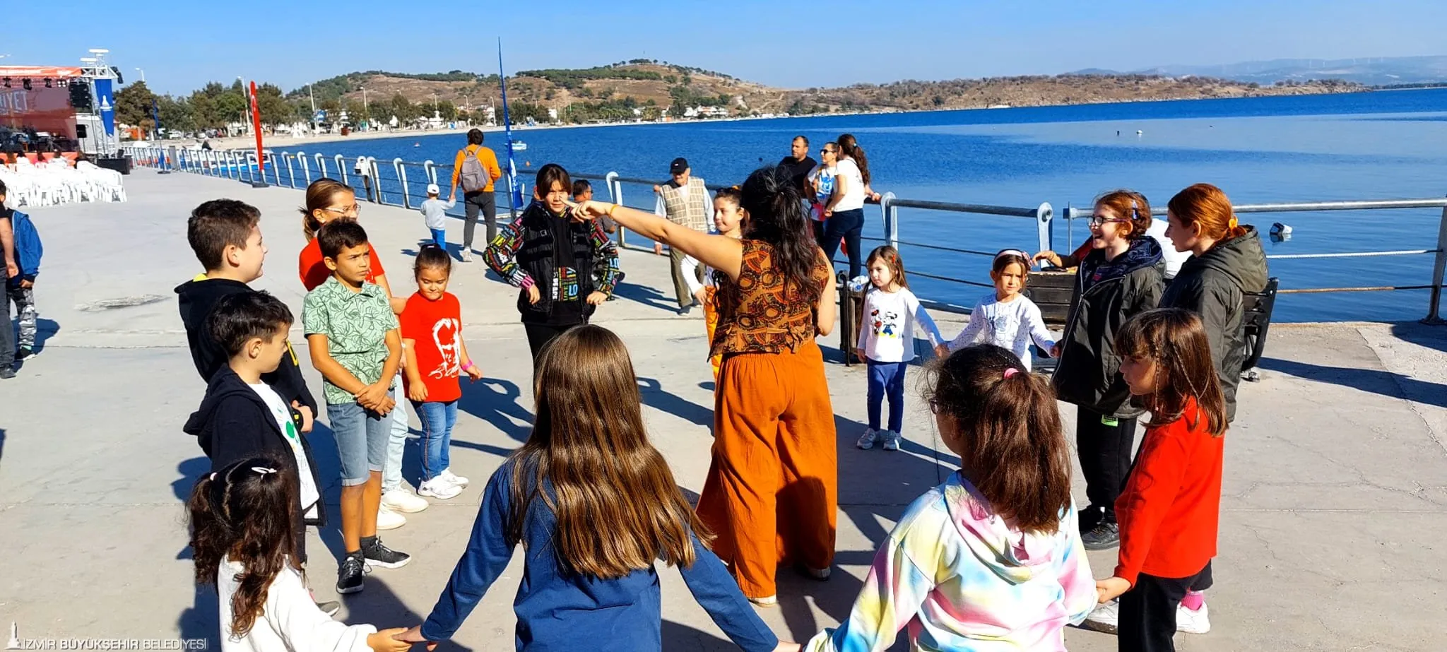 İzmir Büyükşehir Belediyesi, çocuklarla birlikte kütüphane tasarlamayı amaçlayan "Birlikte Tasarlıyoruz: Çocuk Kütüphaneleri Projesi"ni başlattı. Proje, yeni nesil çocuk kütüphanesi modelini sunuyor.