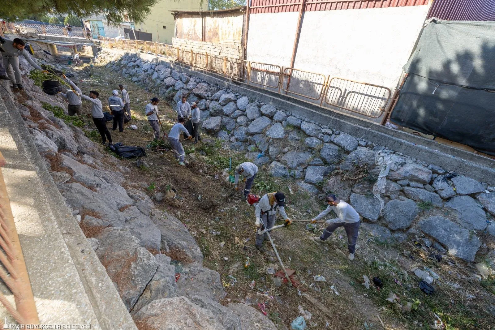 İzmir Büyükşehir ve Karabağlar Belediyesi, Körfez'in temizliği için Çamlık, Çitlembik ve Uzundere derelerinden 200 ton atık temizledi. Çalışma, çevre sorunları ve taşkın riskine karşı sürüyor.