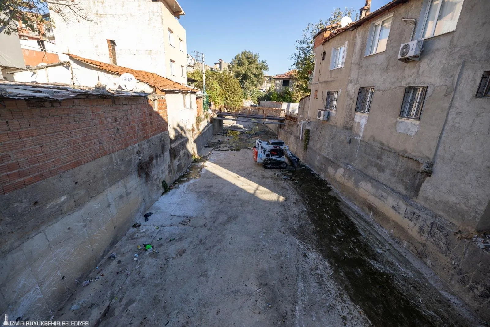 İzmir Büyükşehir ve Karabağlar Belediyesi, Körfez'in temizliği için Çamlık, Çitlembik ve Uzundere derelerinden 200 ton atık temizledi. Çalışma, çevre sorunları ve taşkın riskine karşı sürüyor.