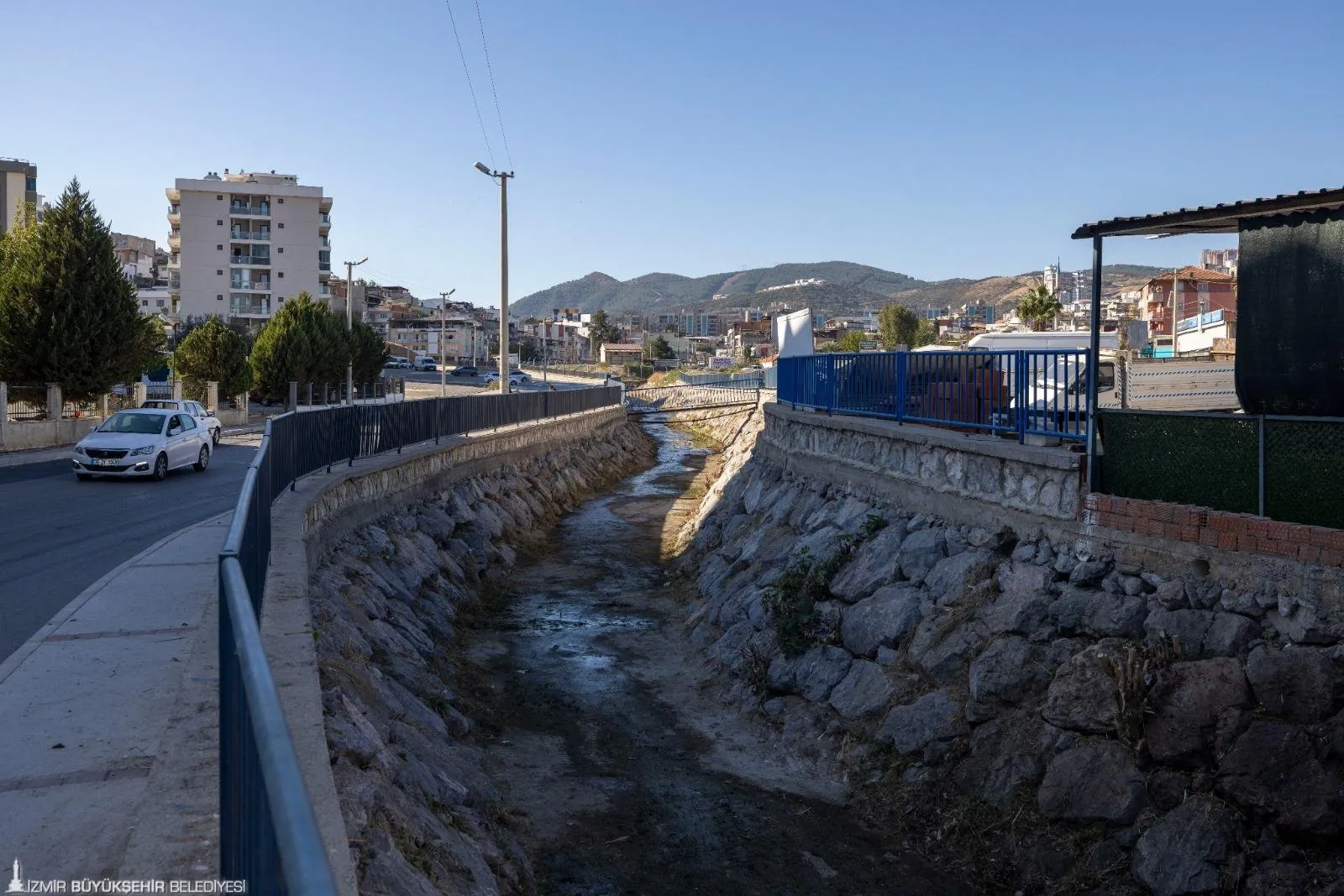 İzmir Büyükşehir ve Karabağlar Belediyesi, Körfez'in temizliği için Çamlık, Çitlembik ve Uzundere derelerinden 200 ton atık temizledi. Çalışma, çevre sorunları ve taşkın riskine karşı sürüyor.