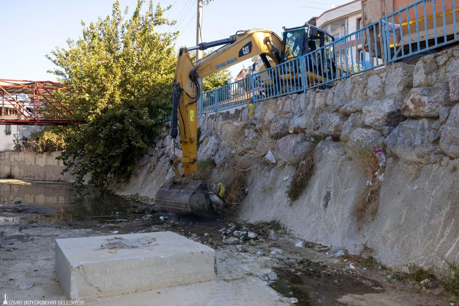 İzmir Büyükşehir ve Karabağlar Belediyesi, Körfez'in temizliği için Çamlık, Çitlembik ve Uzundere derelerinden 200 ton atık temizledi. Çalışma, çevre sorunları ve taşkın riskine karşı sürüyor.