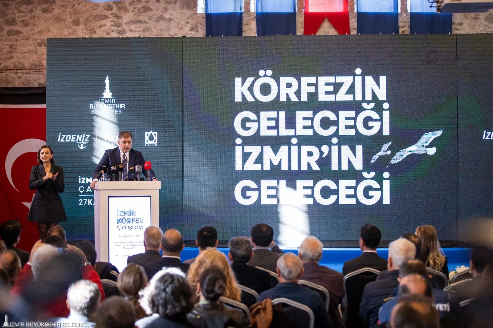 Büyükşehir Belediyesi tarafından düzenlenen "Körfezin Geleceği, İzmir'in Geleceği" başlıklı çalıştayda, İzmir Körfezi'nin sorunlarına kalıcı çözümler bulmak için uluslararası uzmanlar bir araya  geldi