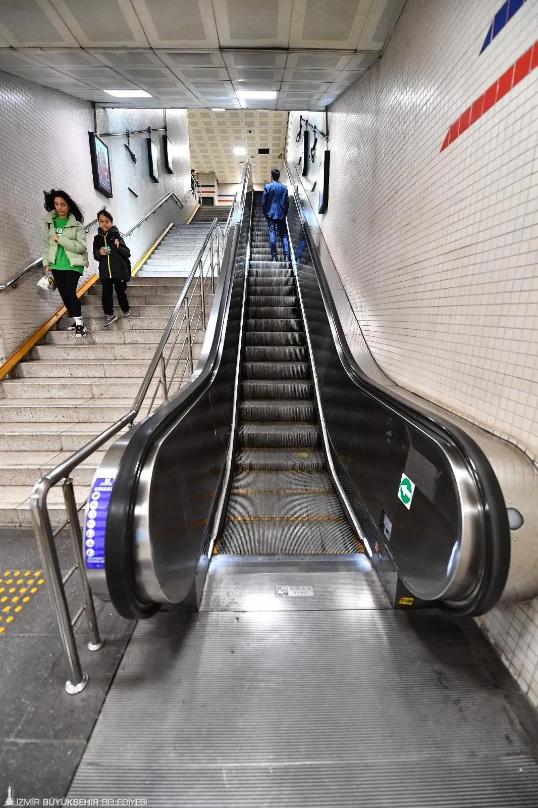 İzmir Metrosu’nda 27 km’lik hattaki yürüyen merdivenler yenilenip güvenli hale getirildi. 194 merdiven ve 84 asansör TMMOB denetiminde bakıma alındı, tüm asansörler faal durumda hizmet veriyor.