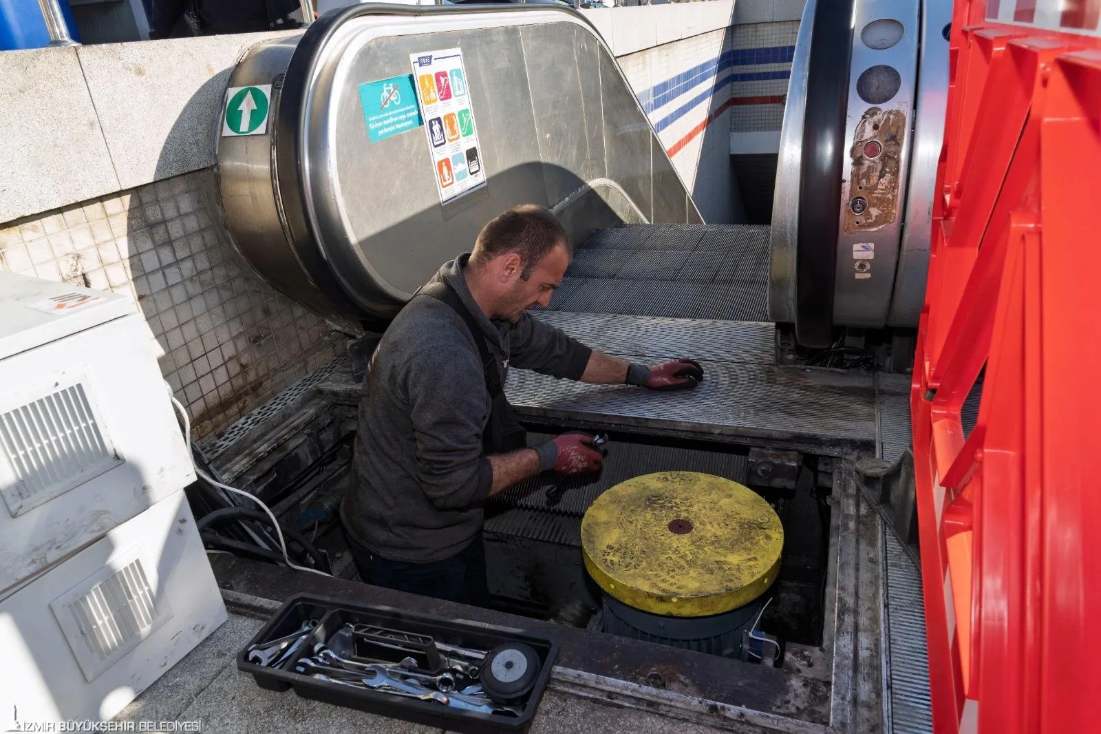 İzmir Metrosu’nda 27 km’lik hattaki yürüyen merdivenler yenilenip güvenli hale getirildi. 194 merdiven ve 84 asansör TMMOB denetiminde bakıma alındı, tüm asansörler faal durumda hizmet veriyor.