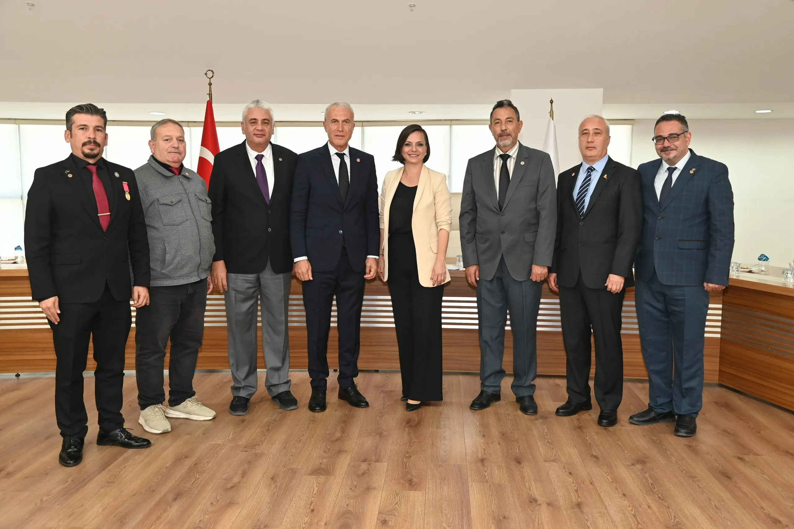 Karabağlar Belediye Başkanı Helil Kınay, TEMAD İzmir şube başkanlarıyla bir araya gelerek yerel yönetimlerin dernekler için önemine değindi ve birlikte güçlü bir gelecek inşa edeceklerini belirtti.