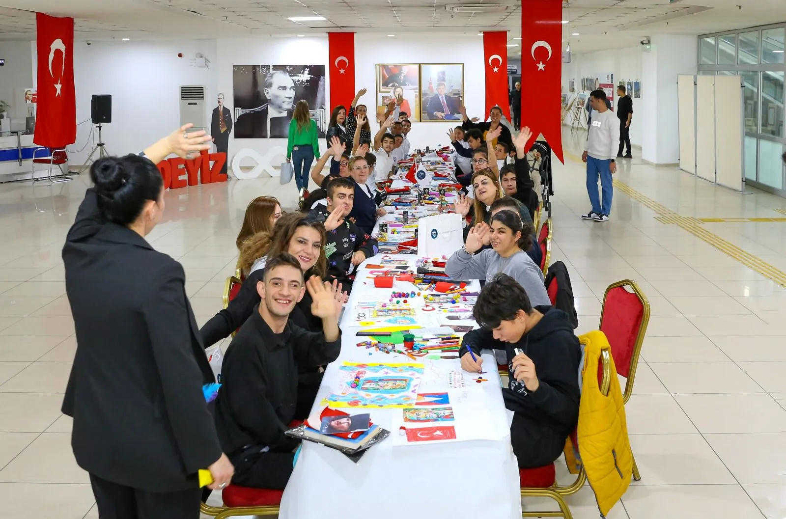 Karabağlar Belediyesi, özel gereksinimli öğrencilerin Atatürk'ü resmettiği bir sergi düzenledi. Başkan Helil Kınay, öğrencilerle resim yaparak onlara Nutuk ve Atatürk tişörtü hediye etti.