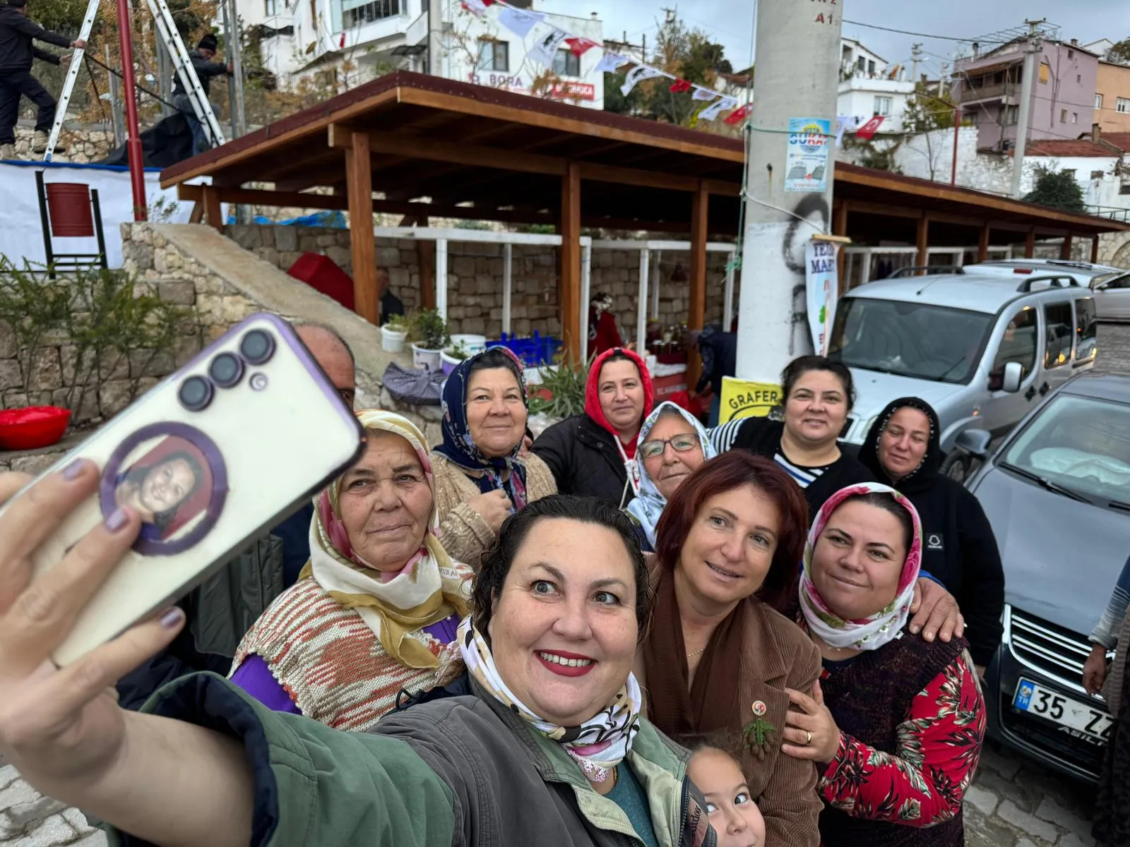 İzmir Karaburun'da düzenlenen 1. Furma Zeytin Festivali, zeytin kültürünü tanıtarak bölgenin küresel markalaşma yolundaki ilk adımlarını attı. Belediye başkanları ve uzmanlar katıldı.