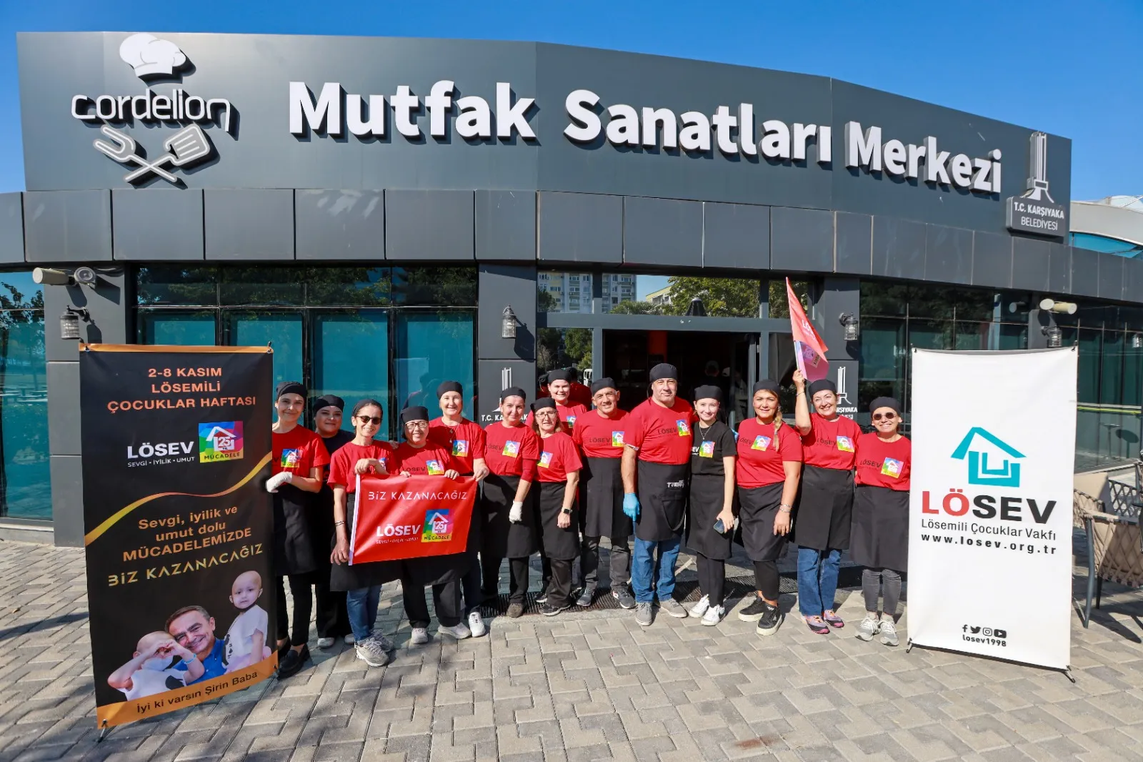 Karşıyaka Belediyesi Cordelion Mutfak Sanatları Merkezi, Lösemili Çocuklar Haftası'nda LÖSEV gönüllüleriyle 500 çocuk için ikramlar hazırladı. Başkan Yıldız Ünsal, "Umudu birlikte büyütüyoruz" dedi.