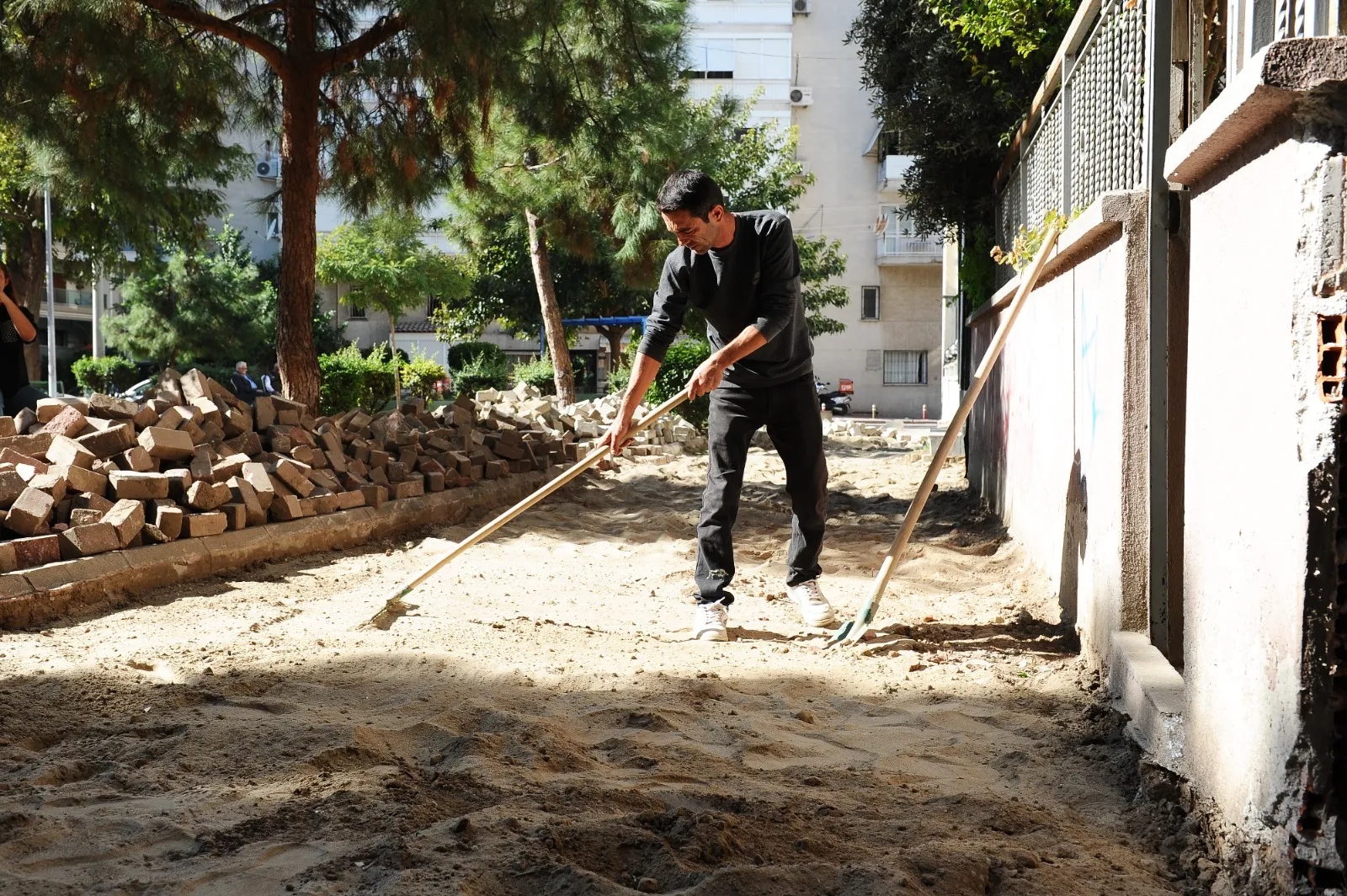 Karşıyaka Belediyesi, bir ayda 100'den fazla parkı yenileyerek daha güvenli ve konforlu hale getirdi. Spor sahalarından kent mobilyalarına, her ayrıntı modern bir dokunuşla ele alındı.