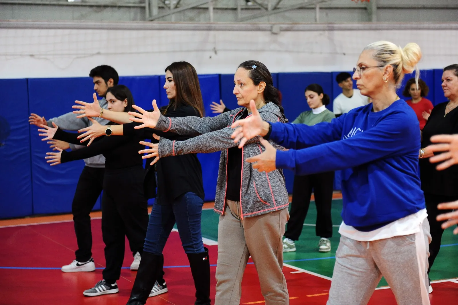 Karşıyaka Belediyesi, 25 Kasım Kadına Yönelik Şiddetle Mücadele Günü'nde kadınlara aikido eğitimi vererek şiddetle mücadeleye destek oldu.