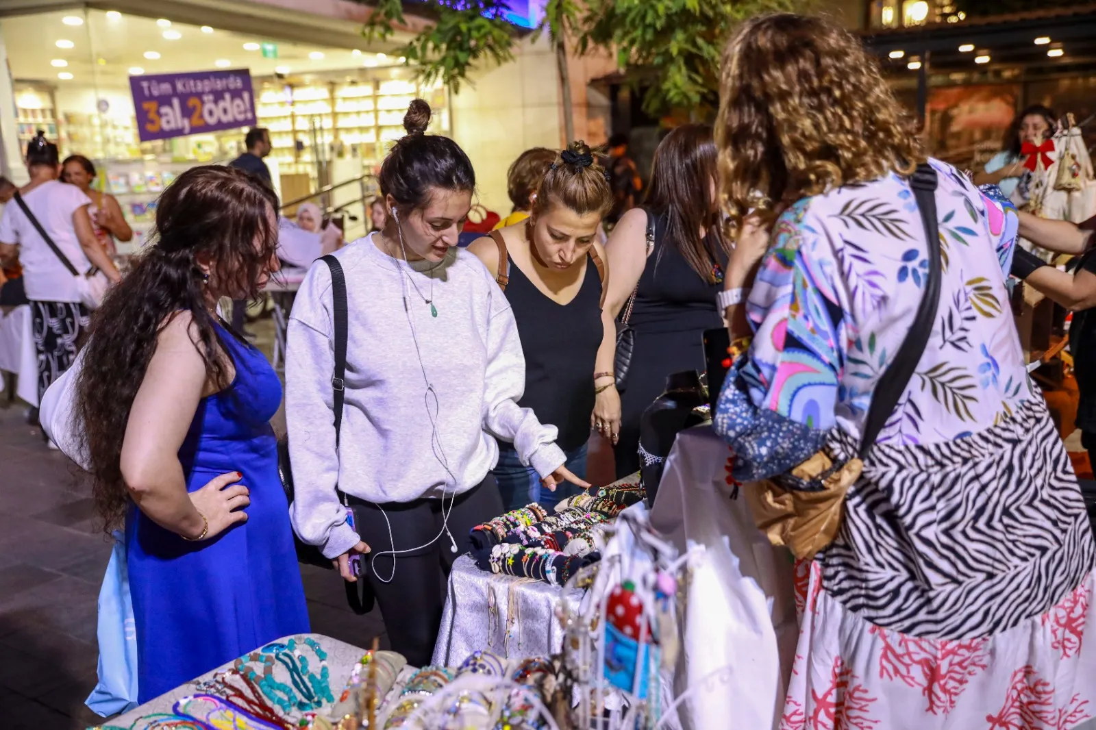 Karşıyaka Belediyesi'nin düzenlediği 'El Emeği Gece Pazarı', 4 ayda 160 kadın üreticiye kazanç sağladı. Başkan Ünsal, girişimci kadınların desteklenmeye devam edileceğini açıkladı.