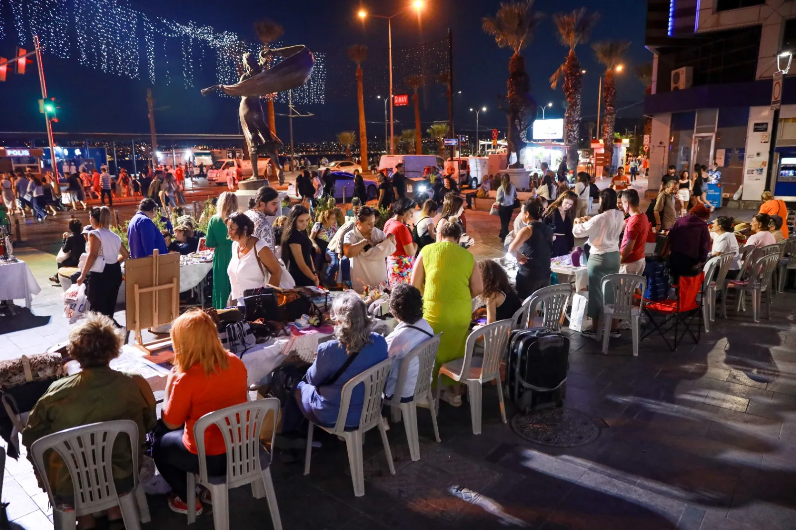 Karşıyaka Belediyesi'nin düzenlediği 'El Emeği Gece Pazarı', 4 ayda 160 kadın üreticiye kazanç sağladı. Başkan Ünsal, girişimci kadınların desteklenmeye devam edileceğini açıkladı.