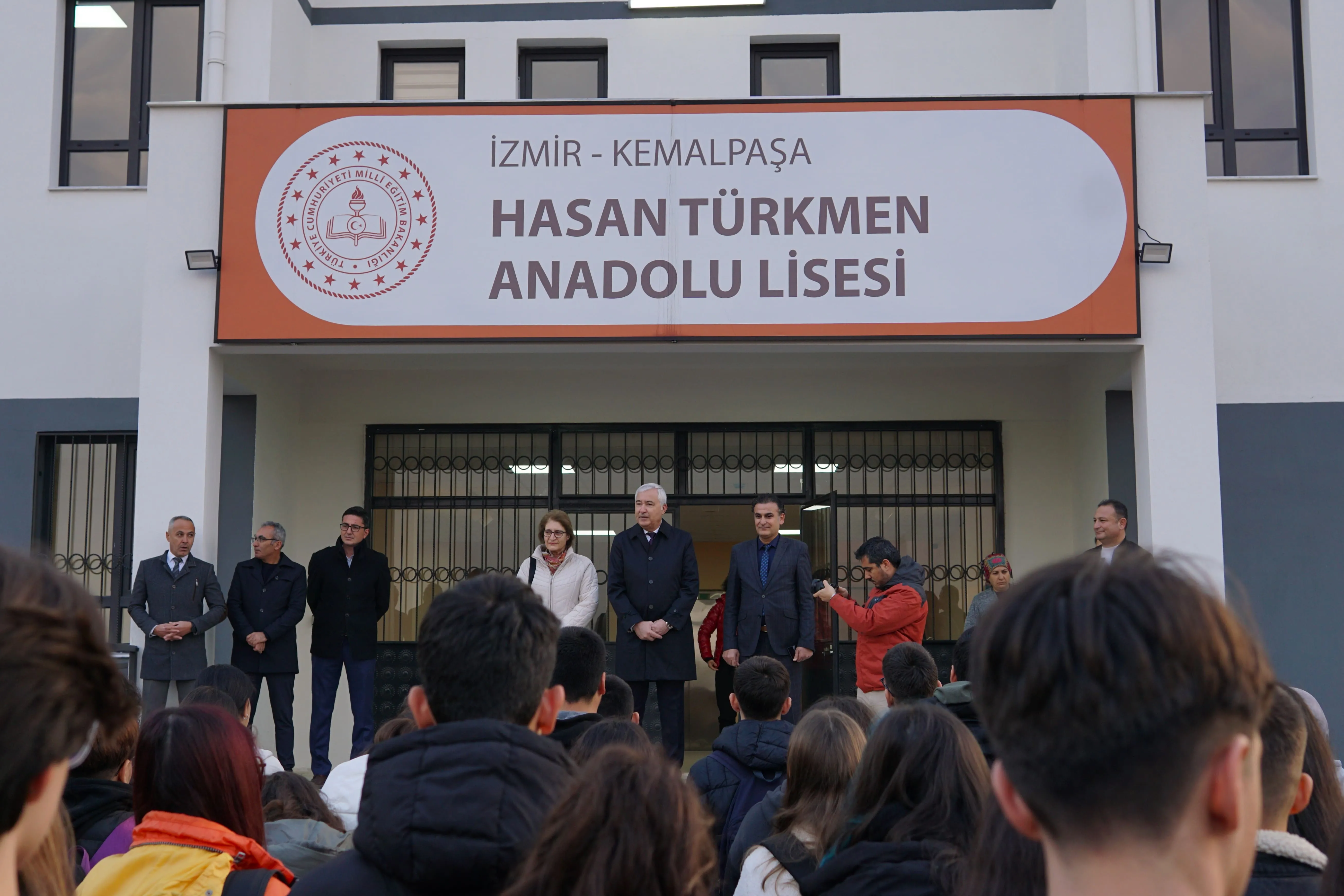 Kemalpaşa Belediye Başkanı Mehmet Türkmen’in oğlunun anısına yaptırdığı Hasan Türkmen Anadolu Lisesi, 22 derslik ve 300 öğrencisiyle eğitime başladı. Türkmen, öğrencilere başarılar diledi.