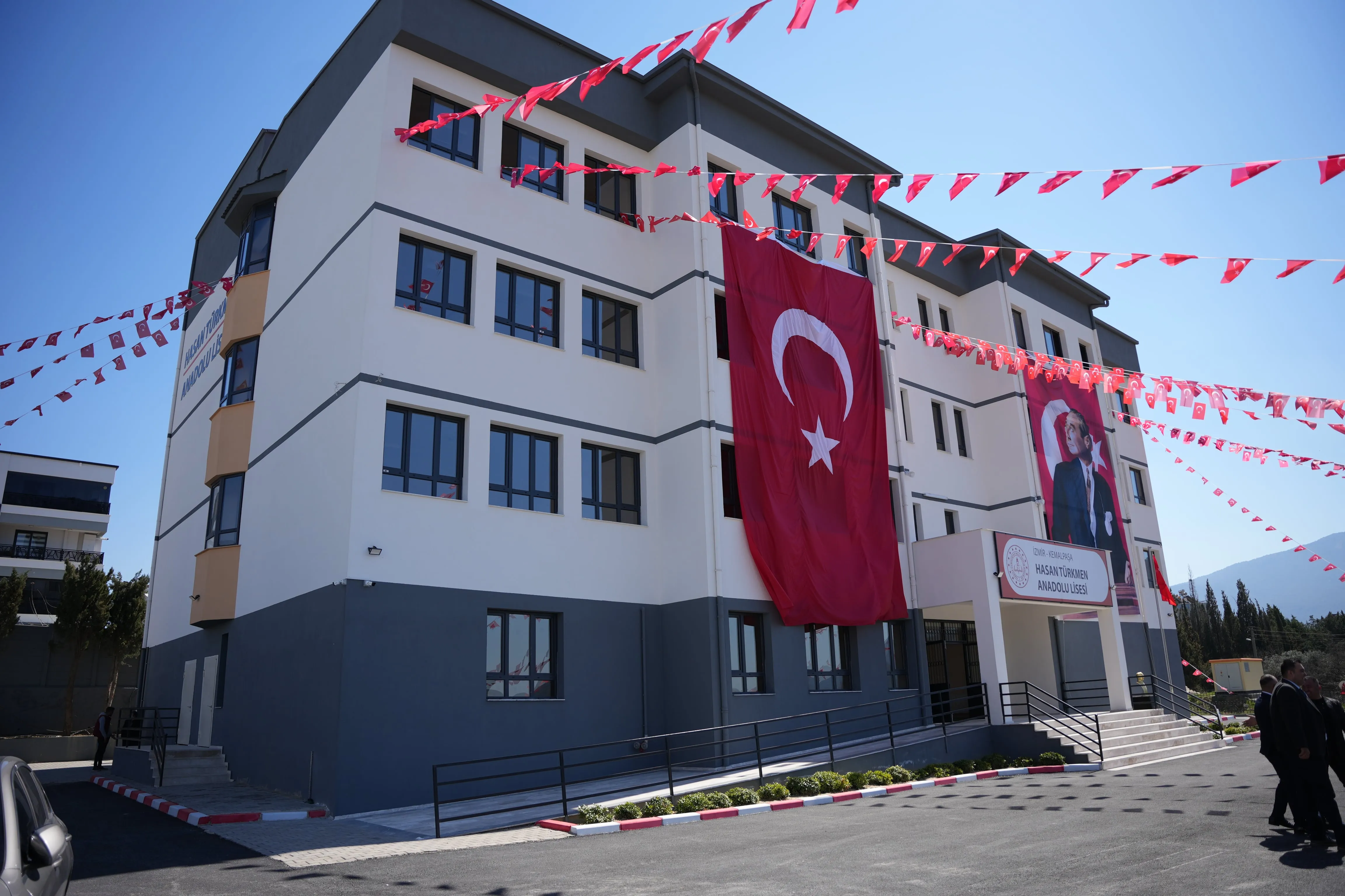 Kemalpaşa Belediye Başkanı Mehmet Türkmen’in oğlunun anısına yaptırdığı Hasan Türkmen Anadolu Lisesi, 22 derslik ve 300 öğrencisiyle eğitime başladı. Türkmen, öğrencilere başarılar diledi.