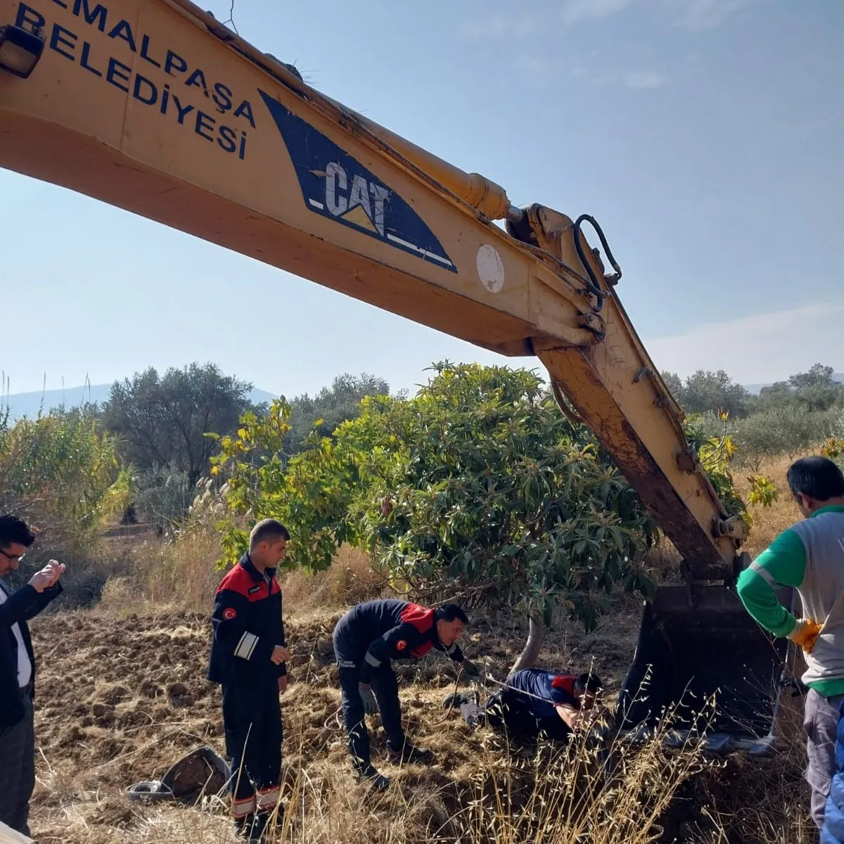 Kemalpaşa Ulucak Mahallesi’nde su kuyusuna düşen yılkı atı, itfaiye ve belediye ekiplerinin titiz çalışmaları sonucu kurtarılarak doğaya salındı.