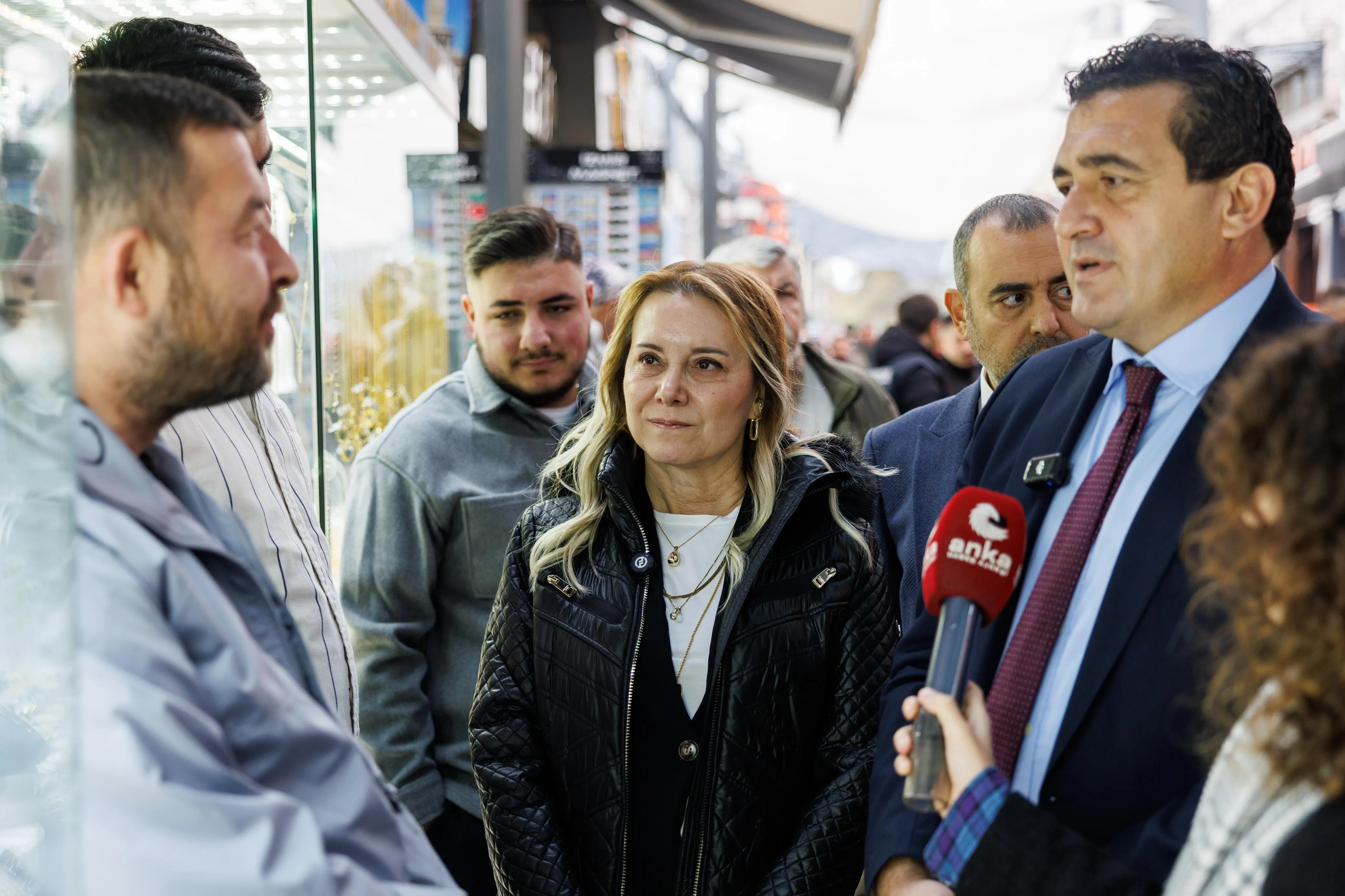 Konak Belediye Başkanı Mutlu ve CHP Genel Başkan Yardımcısı Karasu, esnaf ve vatandaşlarla buluşarak Kemeraltı'ndaki sorunları dinledi, Mutluluk Kahvesi'ne övgüde bulundular.