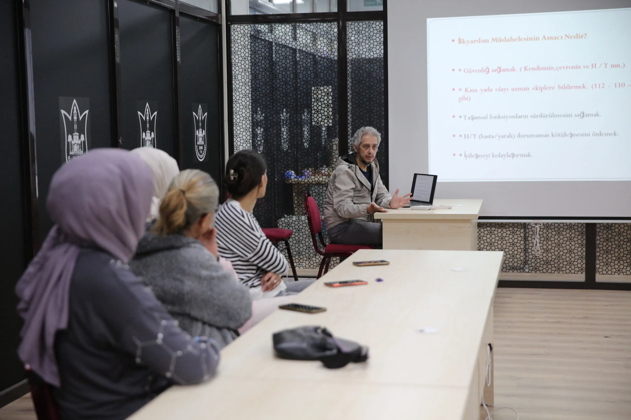 Konak Belediyesi, "İlk Beş Dakika Hayat Kurtarır" sloganıyla ev kazalarının önlenmesi ve ilk yardım eğitimi başlattı. Eğitimler, ilçedeki semt merkezlerine taşınacak.