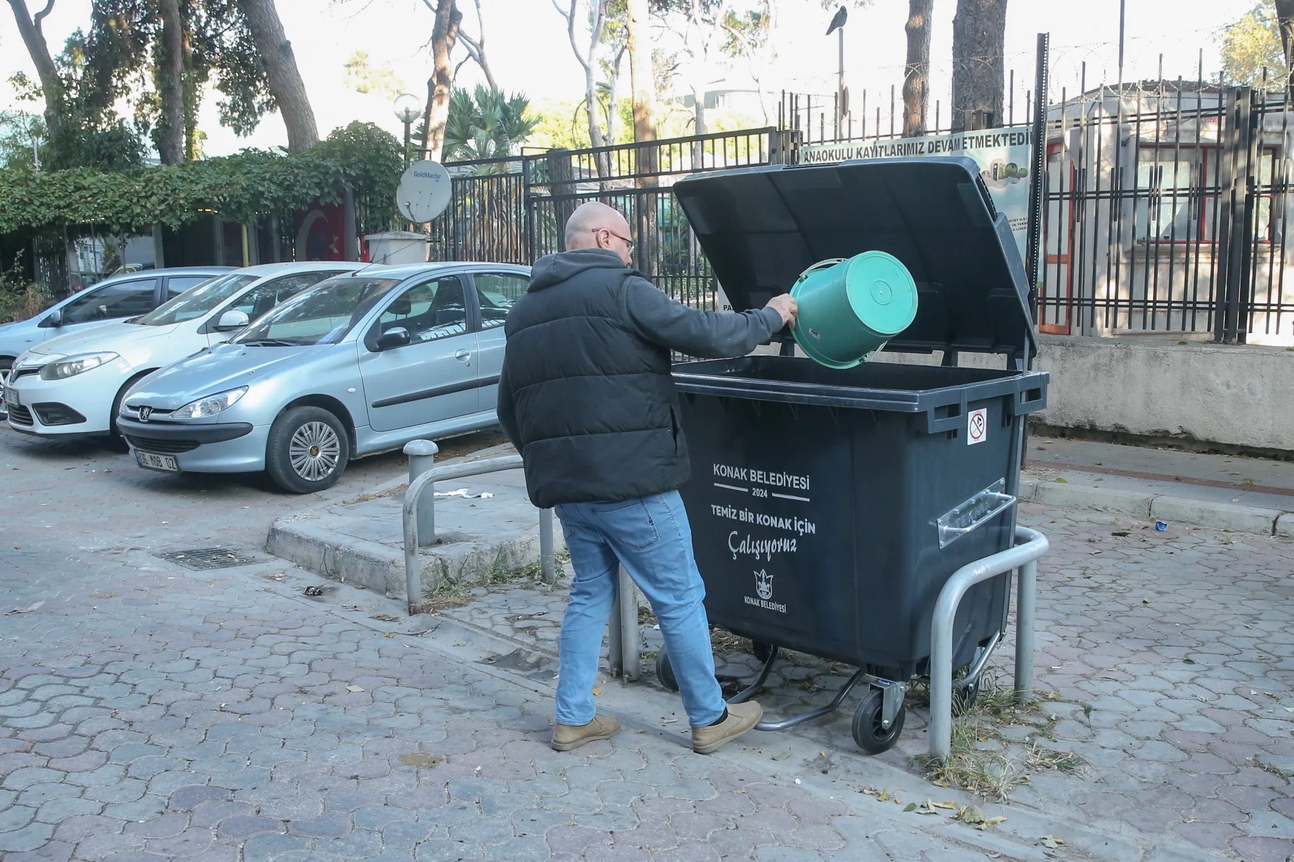 Konak Belediyesi, etkin temizlik hizmeti için 380 yeni çöp konteyneri yerleştirirken eski konteynerleri de yenileyerek yeniden kullanıma sunuyor.