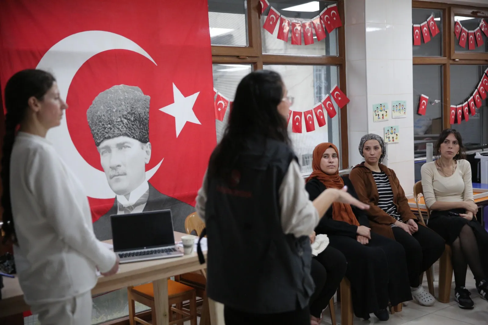 Konak Belediyesi, Hayata Destek Derneği iş birliğiyle kadınlara yönelik "Şiddetten Korunmada Haklar ve KADES" eğitimi vererek, şiddetle mücadelede bilinçlenmelerini sağlıyor.