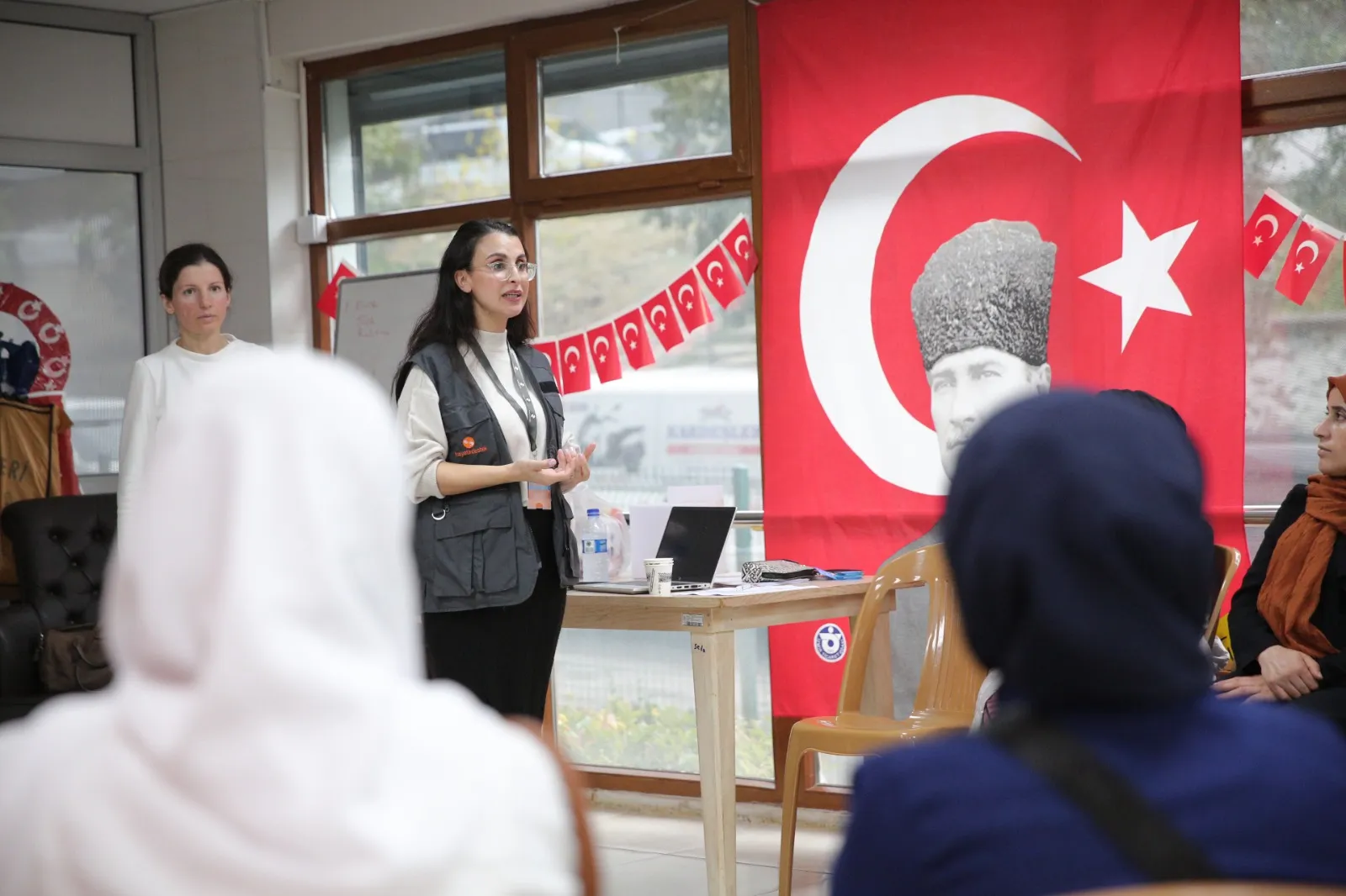 Konak Belediyesi, Hayata Destek Derneği iş birliğiyle kadınlara yönelik "Şiddetten Korunmada Haklar ve KADES" eğitimi vererek, şiddetle mücadelede bilinçlenmelerini sağlıyor.