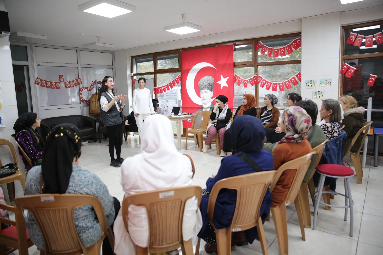 Konak Belediyesi, Hayata Destek Derneği iş birliğiyle kadınlara yönelik "Şiddetten Korunmada Haklar ve KADES" eğitimi vererek, şiddetle mücadelede bilinçlenmelerini sağlıyor.