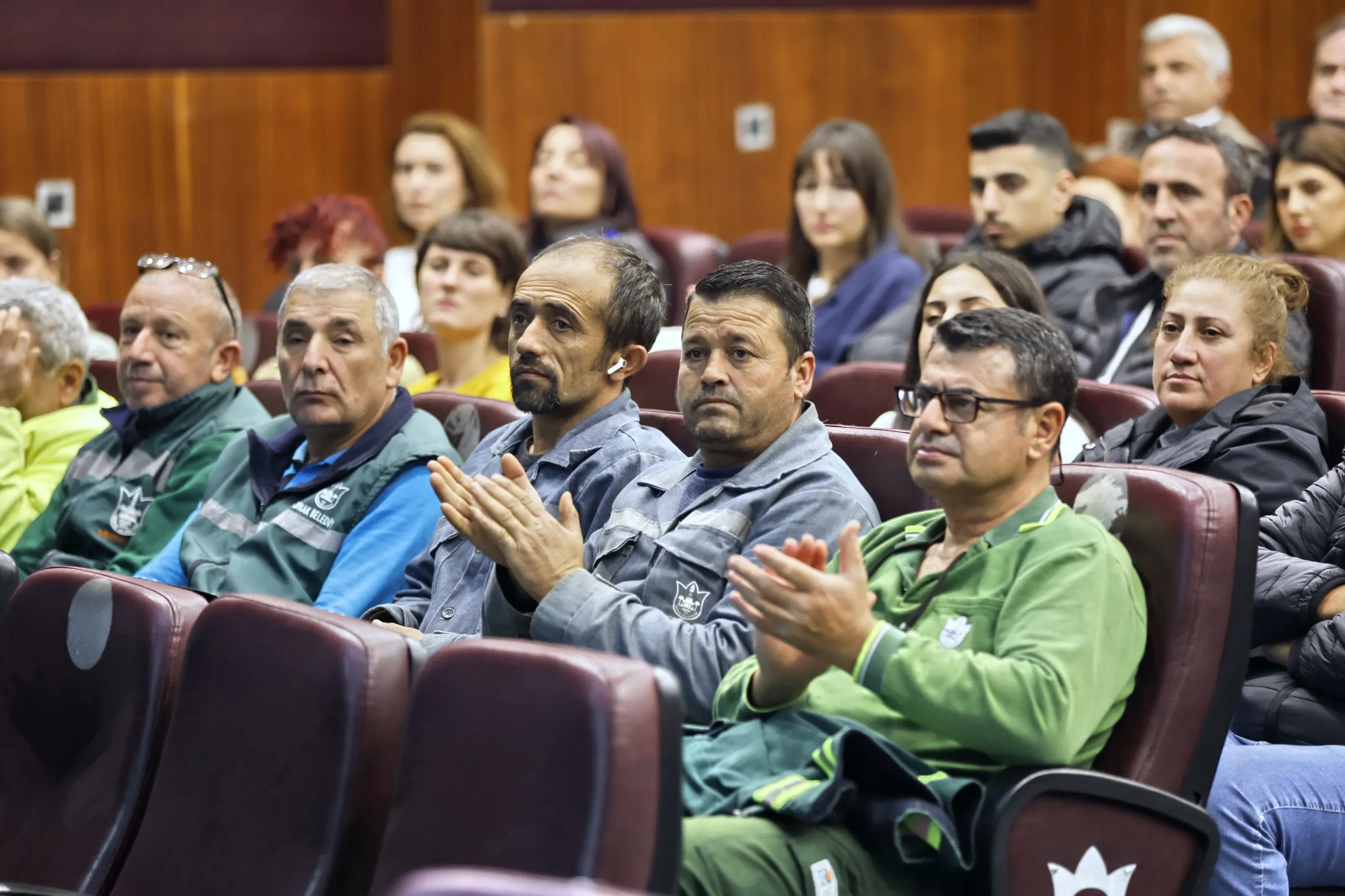 Konak Belediyesi ve İlçe Emniyet Müdürlüğü, madde bağımlılığına karşı "En İyi Narkotik Polisi; Anne" semineri düzenledi. Eğitimle bağımlılıkla mücadele için önemli adımlar atıldı.