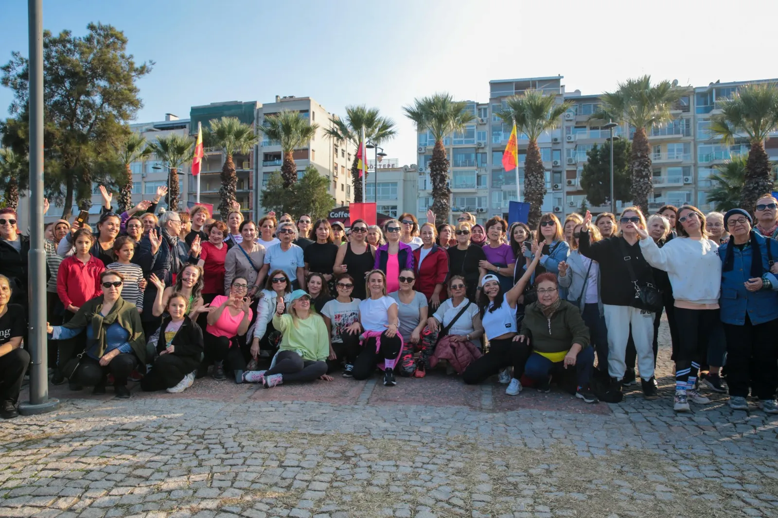 Konak Belediyesi, kadınlara açık havada zumba dansı etkinliği düzenledi. Başkan Nilüfer Çınarlı Mutlu, etkinliğe katılarak kadınlarla birlikte dans etti ve etkinliğin ilçede devam edeceğini açıkladı.