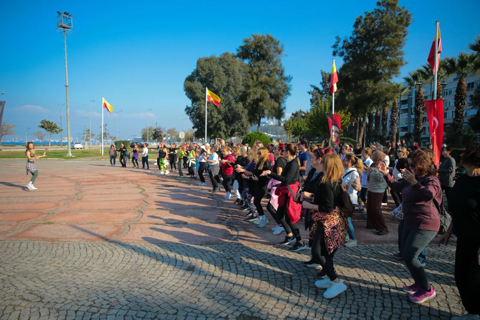 Konak Belediyesi, kadınlara açık havada zumba dansı etkinliği düzenledi. Başkan Nilüfer Çınarlı Mutlu, etkinliğe katılarak kadınlarla birlikte dans etti ve etkinliğin ilçede devam edeceğini açıkladı.