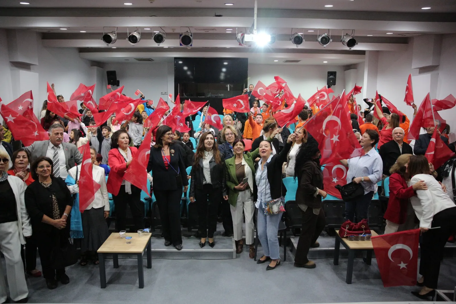 Konak Belediyesi, Cumhuriyet'in 101. yıl dönümü etkinlikleri çerçevesinde düzenlediği kompozisyon yarışmasında ödüller sahiplerini buldu.