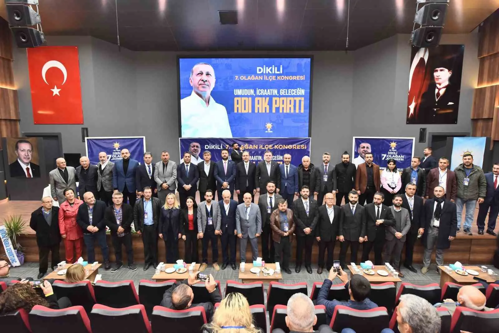 AK Parti İzmir Milletvekili Mehmet Kasapoğlu, Dikili İlçe Kongresi'nde birlik mesajları vererek Türkiye'nin karamsarlığa kapılmadan geleceğe umutla yürüdüğünü vurguladı.