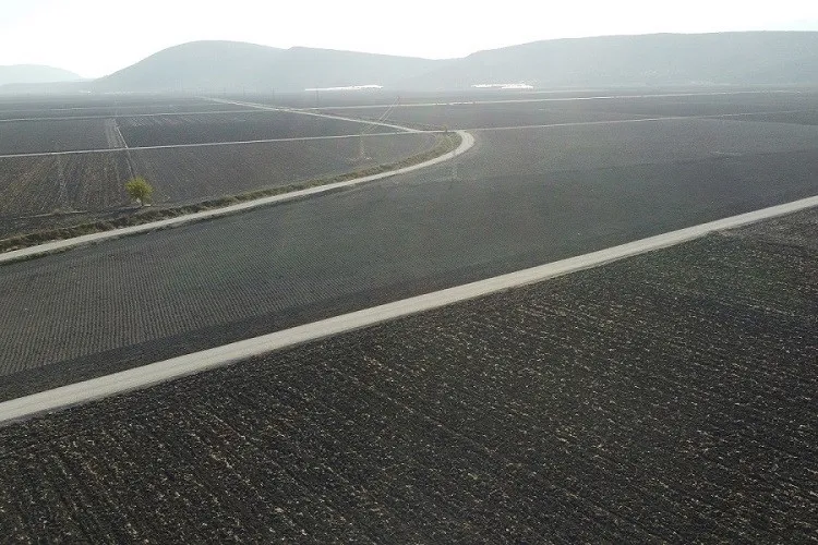 Menderes Belediyesi, İzmir Büyükşehir Belediyesi desteğiyle üretim yollarını yeniliyor. 22.000 metretül yol tamamlandı, çalışmalar diğer mahallelerde de sürecek. Başkan Çiçek, üreticilere müjde verdi.