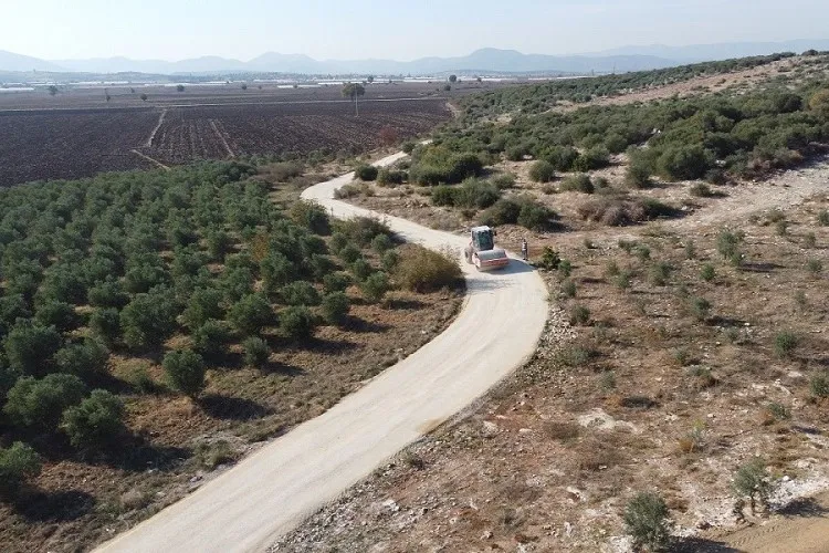 Menderes Belediyesi, İzmir Büyükşehir Belediyesi desteğiyle üretim yollarını yeniliyor. 22.000 metretül yol tamamlandı, çalışmalar diğer mahallelerde de sürecek. Başkan Çiçek, üreticilere müjde verdi.