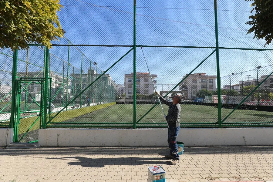 Menderes ve İzmir Büyükşehir Belediyeleri, Şehit Fırat Yılmaz Çakıroğlu Spor Tesisleri’nde yenileme çalışmalarına başladı. Halı sahalar yeniden kullanıma kazandırılacak.