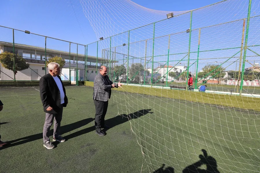 Menderes ve İzmir Büyükşehir Belediyeleri, Şehit Fırat Yılmaz Çakıroğlu Spor Tesisleri’nde yenileme çalışmalarına başladı. Halı sahalar yeniden kullanıma kazandırılacak.