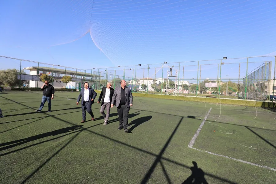 Menderes ve İzmir Büyükşehir Belediyeleri, Şehit Fırat Yılmaz Çakıroğlu Spor Tesisleri’nde yenileme çalışmalarına başladı. Halı sahalar yeniden kullanıma kazandırılacak.