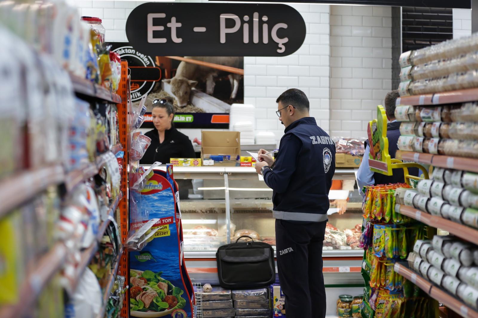 Narlıdere Belediyesi, ilçedeki marketlerde hijyen ve gıda güvenliğini sağlamak amacıyla kapsamlı denetimler yaptı. Son kullanma tarihi geçmiş ürünlere ceza kesildi. Denetimler sürecek.