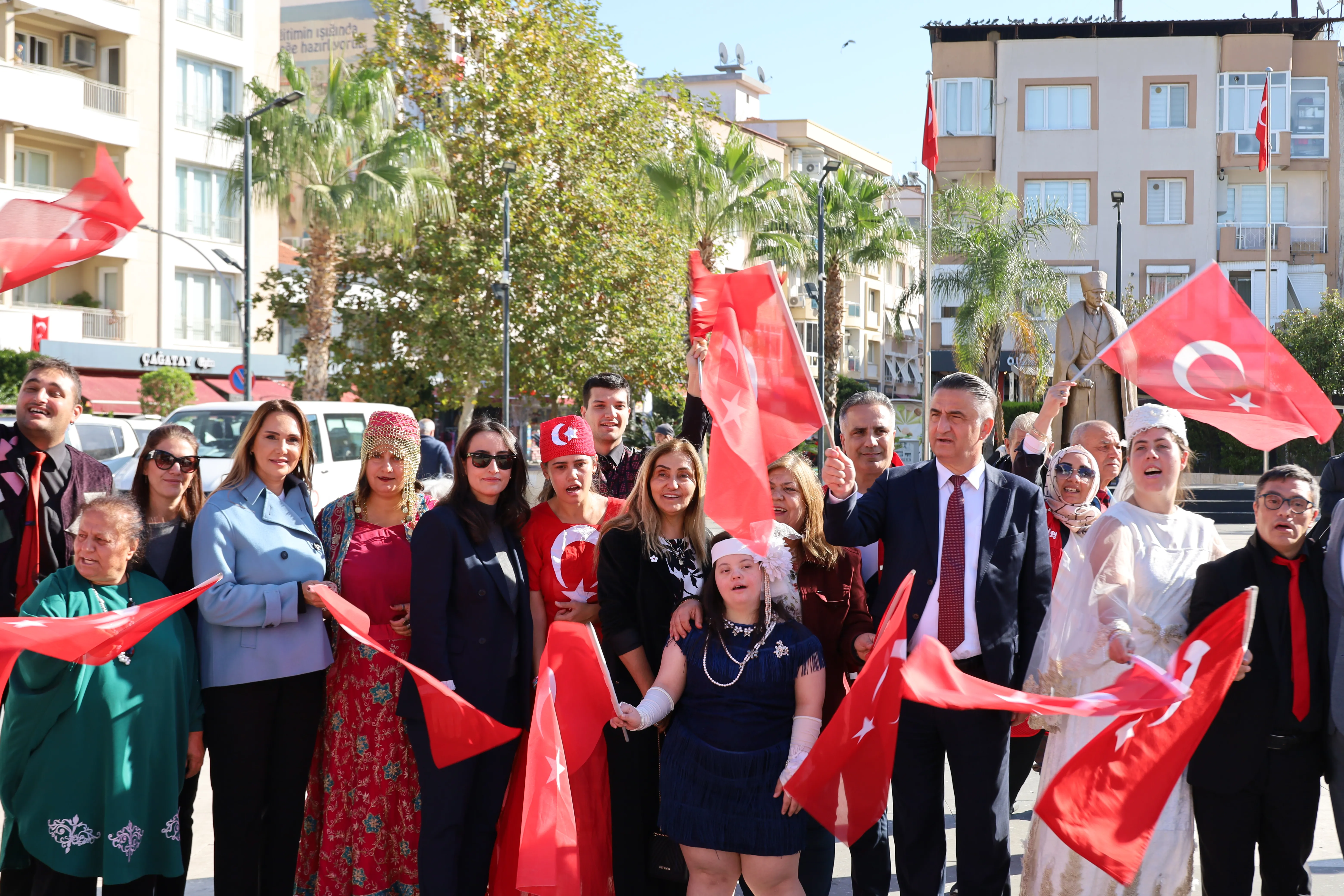 Narlıdere Demokrasi Meydanı'nda kurulan Kızılay Sokağı, 29 Ekim-4 Kasım tarihleri arasında öğrenci ve vatandaşlara Kızılay'ın çalışmaları ve kan bağışı kampanyası ile tanıtıldı.