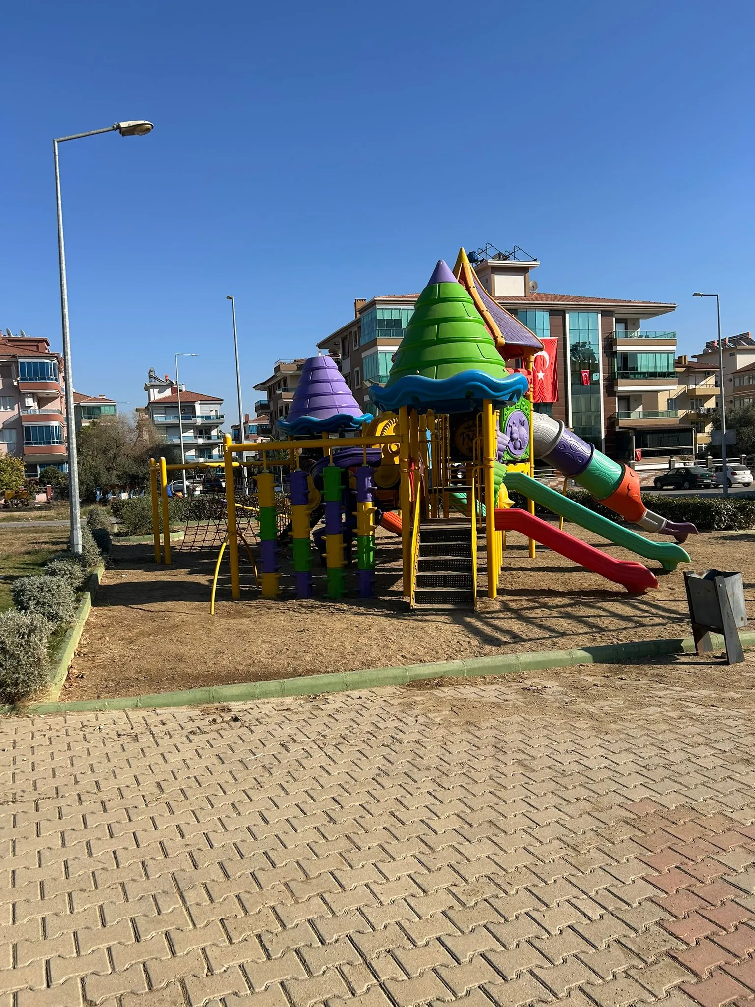 "Güvenli Kent Ödemiş" projesi kapsamında Ödemiş Belediyesi, ilçedeki parklara güvenlik kamerası yerleştirmeye başladı. 