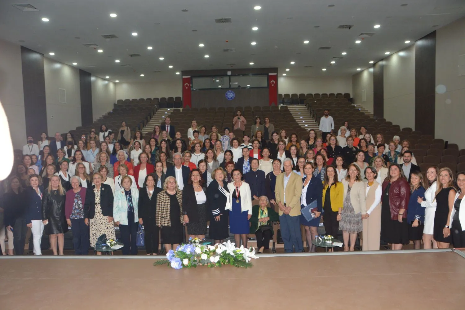 Ege Üniversitesi Hemşirelik Fakültesi İç Hastalıkları Anabilim Dalı öğretim üyesi Prof. Dr. Ayfer Karadakovan, 42 yıllık akademik kariyerinin ardından emekli oldu.