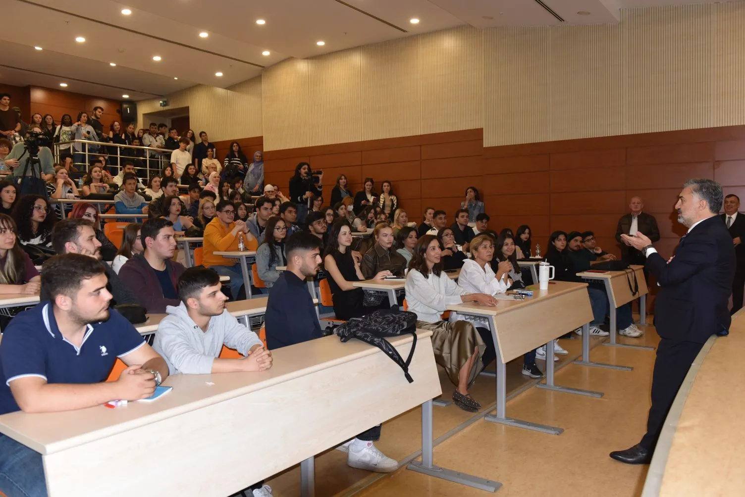 RTÜK Başkanı Ebubekir Şahin, Ege Üniversitesi İletişim Fakültesi'nde öğrencilere RTÜK'ün çalışmaları hakkında bilgi verdi.