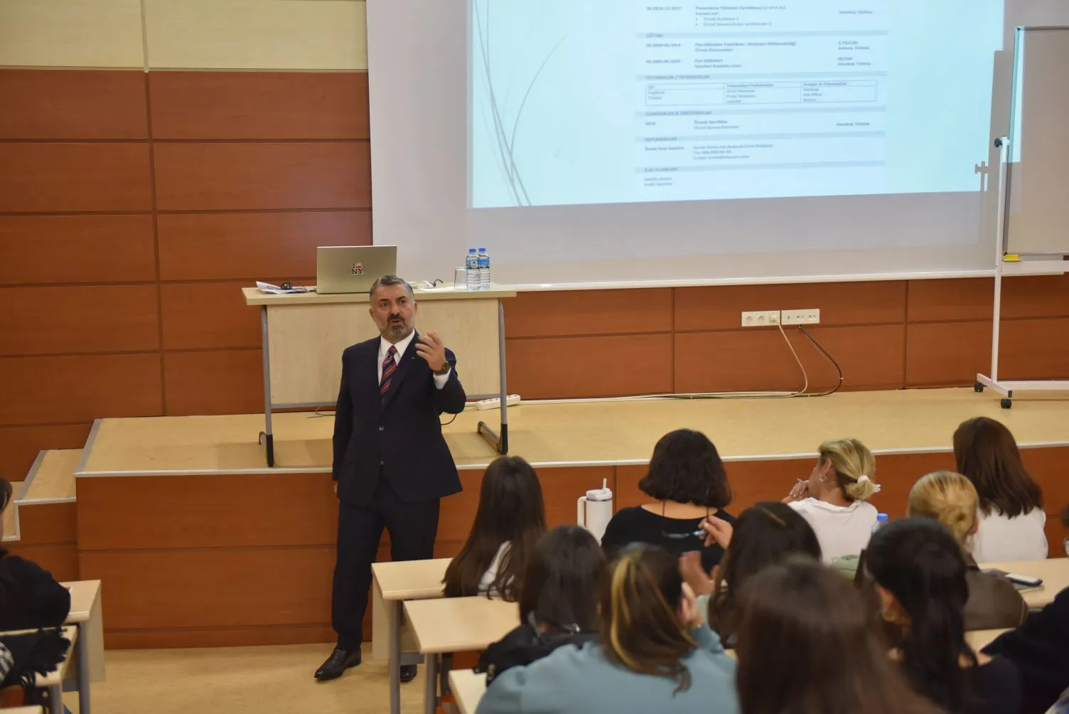 RTÜK Başkanı Ebubekir Şahin, Ege Üniversitesi İletişim Fakültesi'nde öğrencilere RTÜK'ün çalışmaları hakkında bilgi verdi.